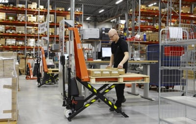 En sakseløfter kan løfte lasten til en behagelig højde som gør arbejdsgangene lettere